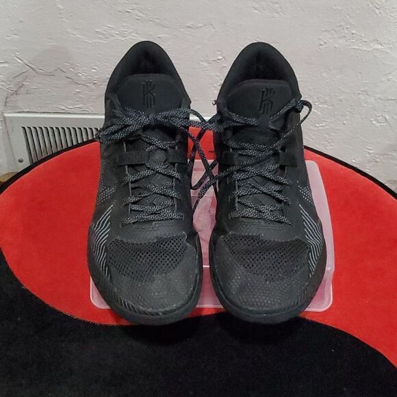 Kyrie Flytrap 5 in Black Men's Size 10 - Picture 4 of 16